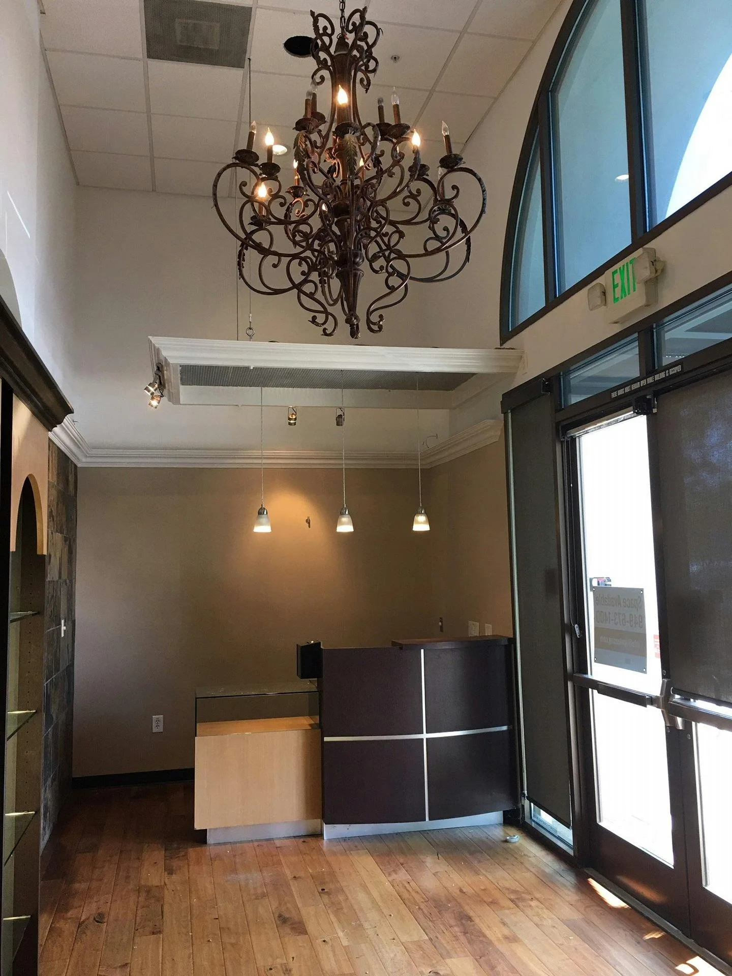 1,368 Sq Ft Salon and Retail Space in Huntington Beach