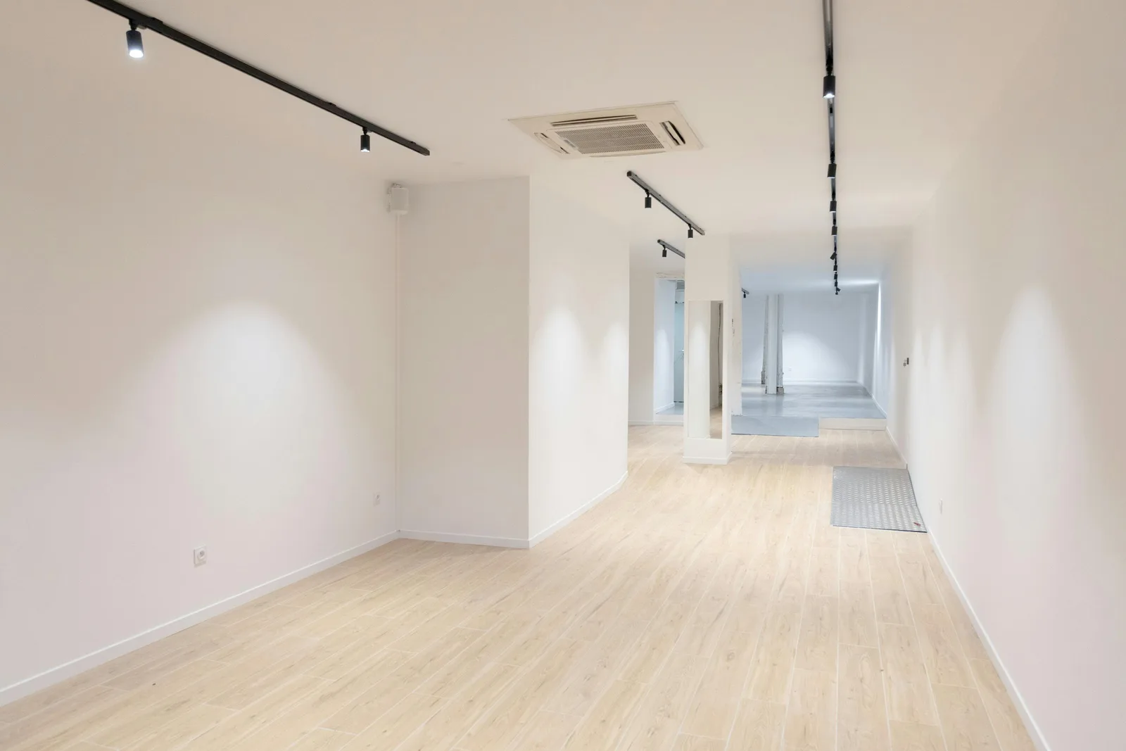 120 sqm Studio and Showroom on Rue des Gravilliers, Paris