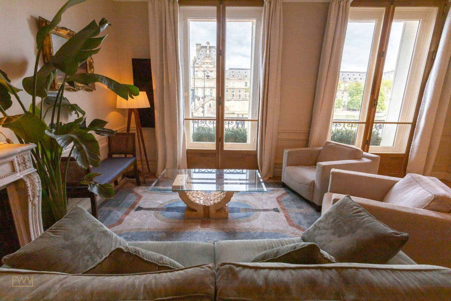 125 sqm Apartment with Louvre View on Quai Voltaire, art exhibition, pop-up rental in Paris