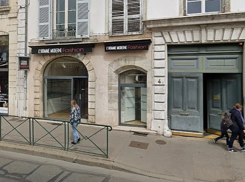 127 sqm Retail Space on Place Bellecour, Lyon
