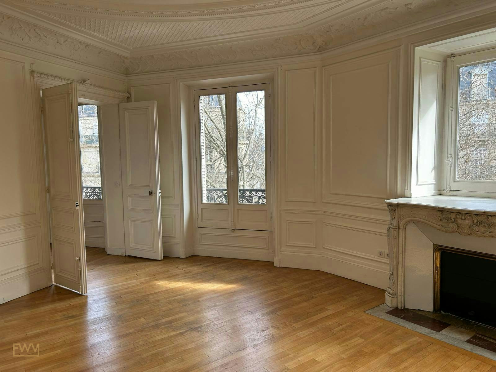128 sqm Apartment Showroom on Boulevard Saint-Germain, showroom presentation, pop-up rental in Paris