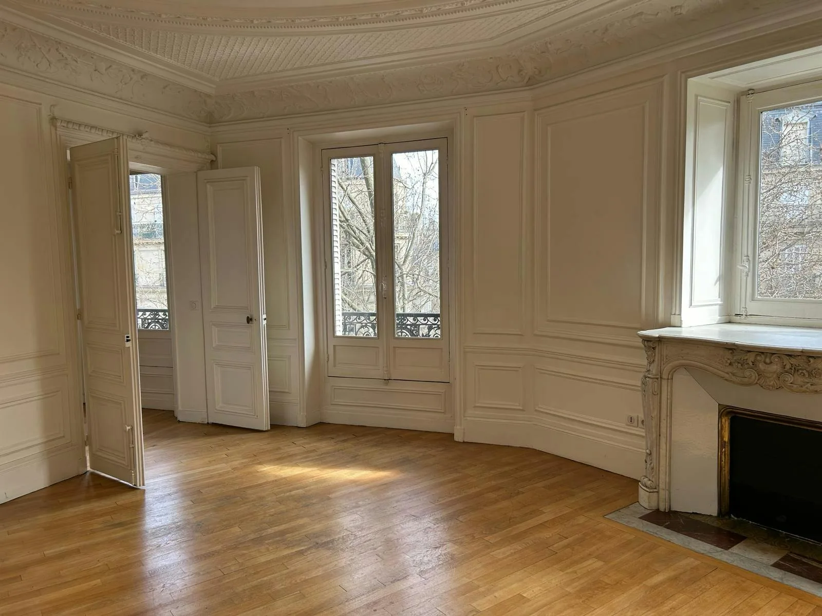 128 sqm Apartment Showroom on Boulevard Saint-Germain