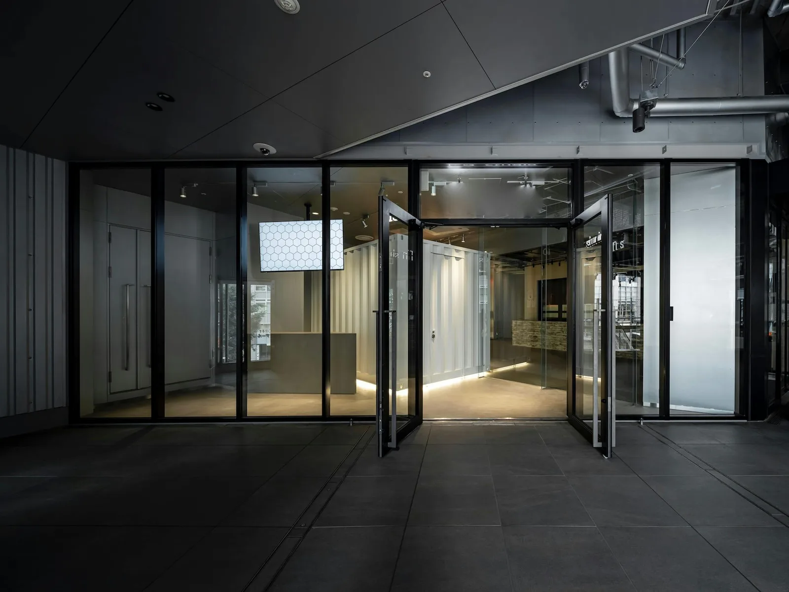 160 sqm Event and Retail Studio in Rayard Miyashita Park