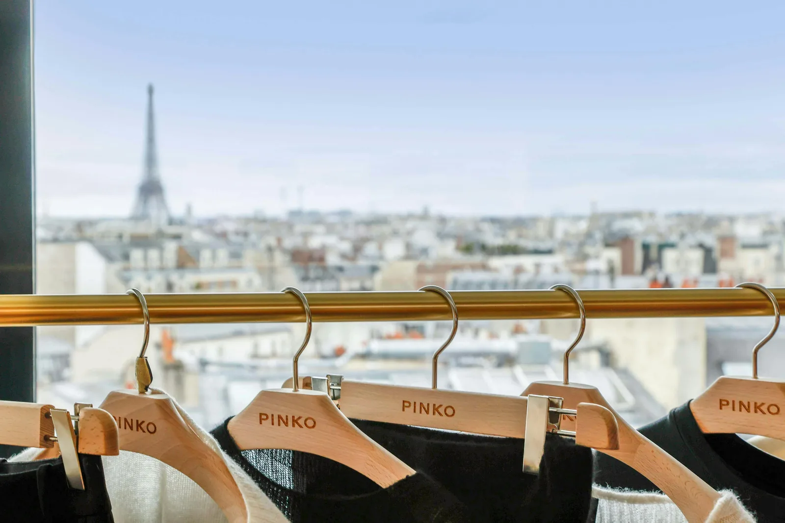 195 sqm Showroom with Eiffel Tower View in Paris 17th