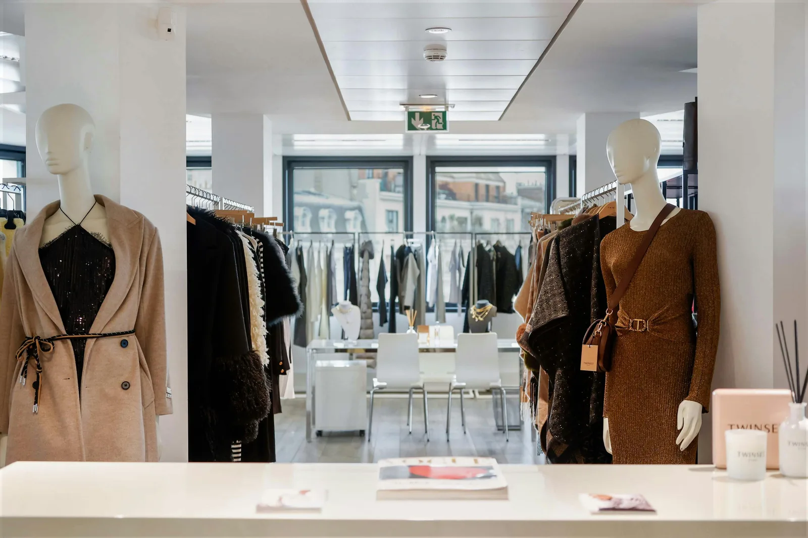 195 sqm Showroom with Eiffel Tower View in Paris 17th — 2