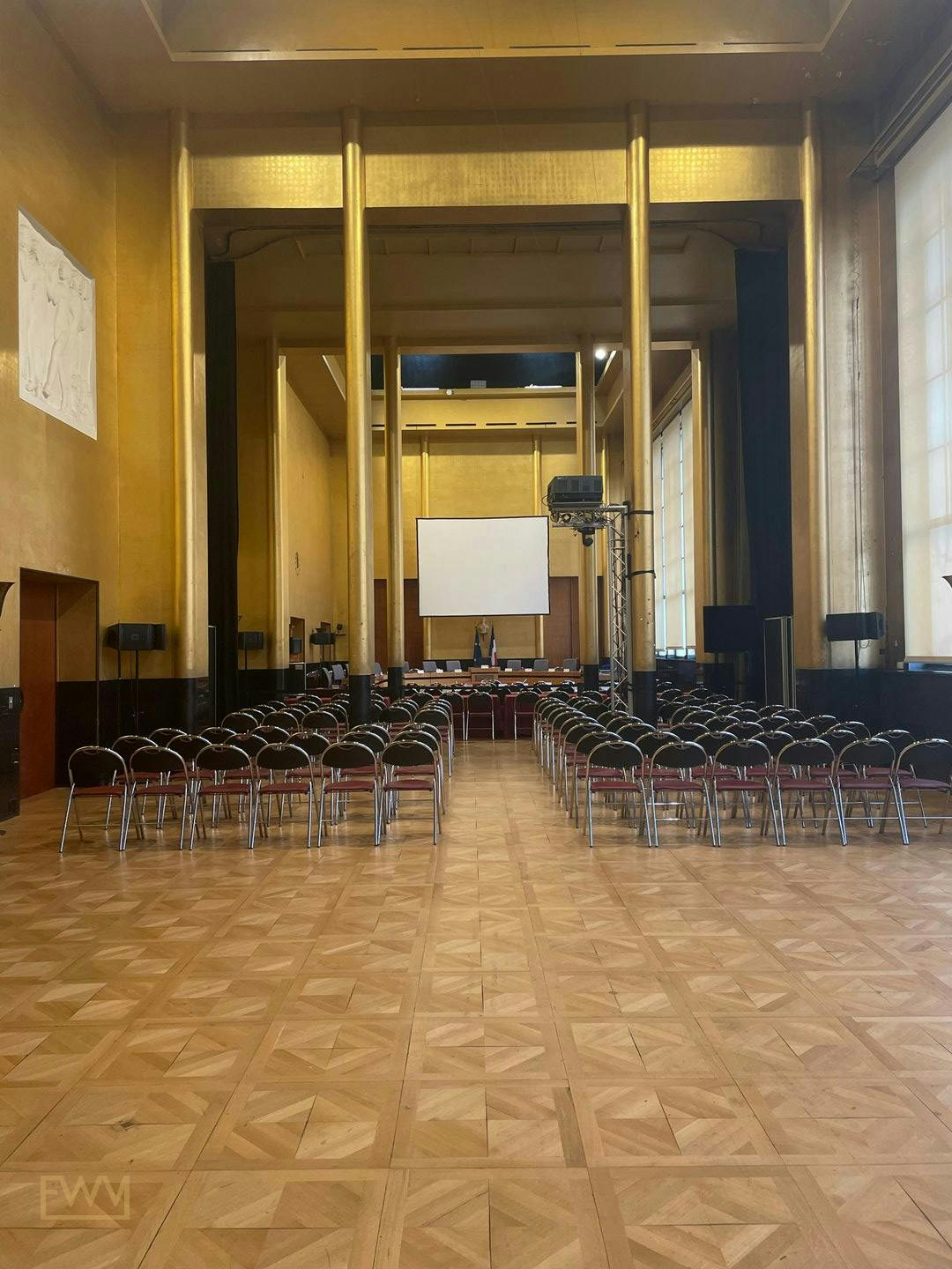 2,000 sqm Art Deco Grand Hall in Boulogne-Billancourt, pop up store, third interior view