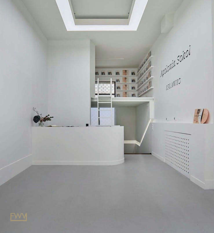 220 sqm Gallery and Showroom on Place de Valois, Paris, pop up store