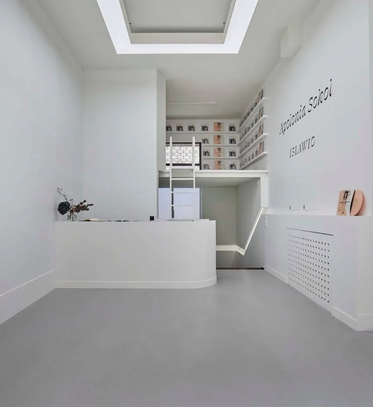 220 sqm Gallery and Showroom on Place de Valois, Paris