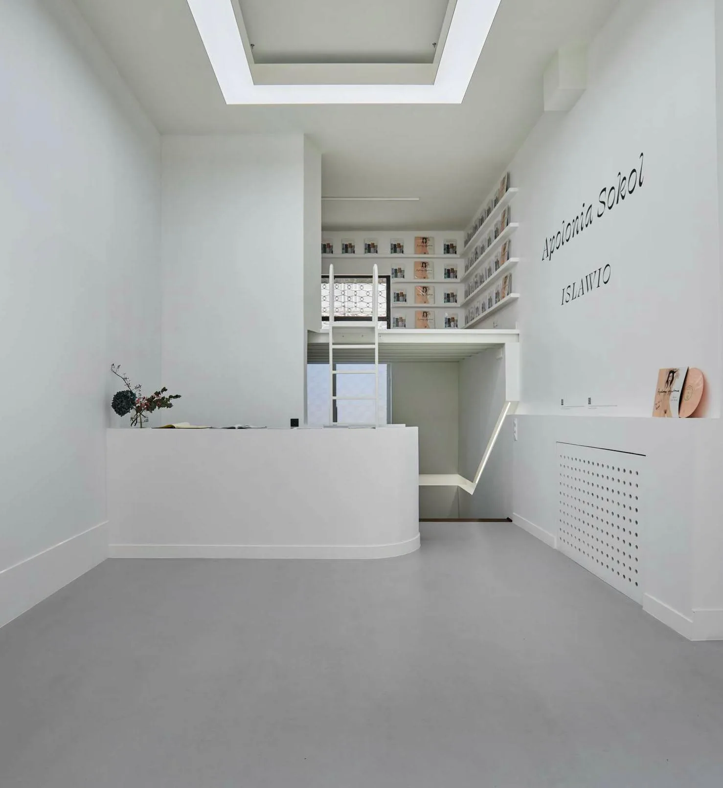 220 sqm Gallery and Showroom on Place de Valois, Paris — 2