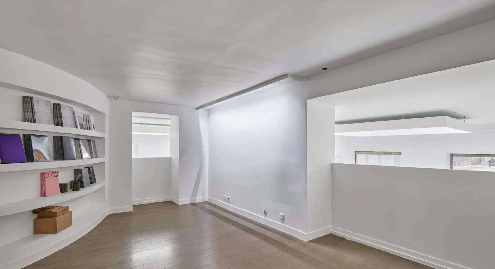 220 sqm Gallery and Showroom on Place de Valois, Paris — 4