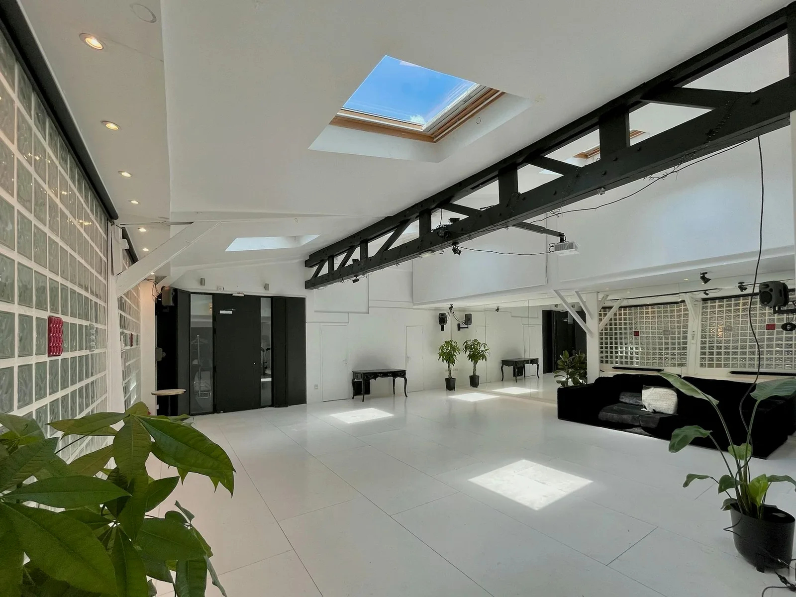 240 sqm Commercial Space for Pop-Up Stores in Montmartre — 2