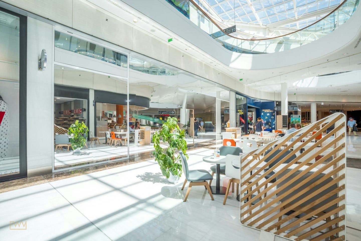 293 sqm Retail Space in a Paris Shopping Mall, pop up store