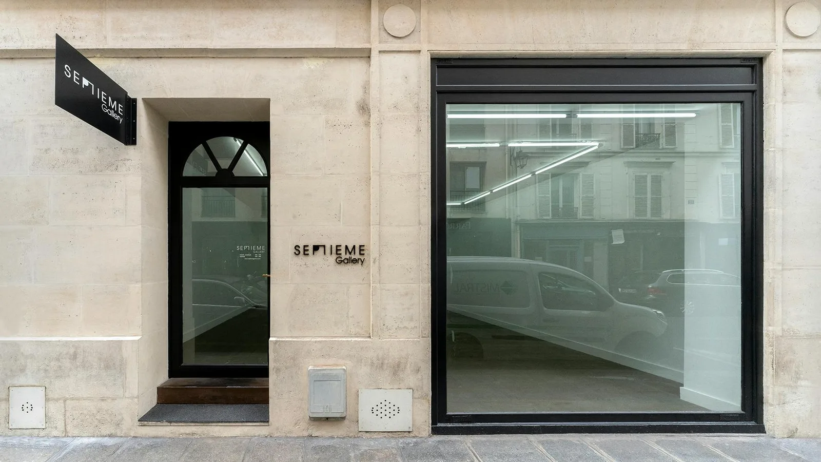 40 sqm Gallery on Rue de l'Université, Paris