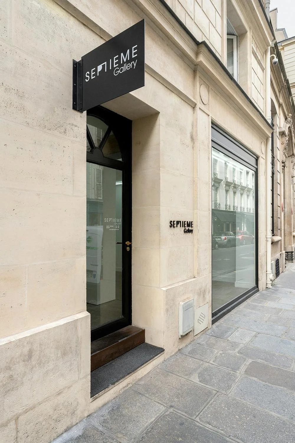 40 sqm Gallery on Rue de l'Université, Paris — 2