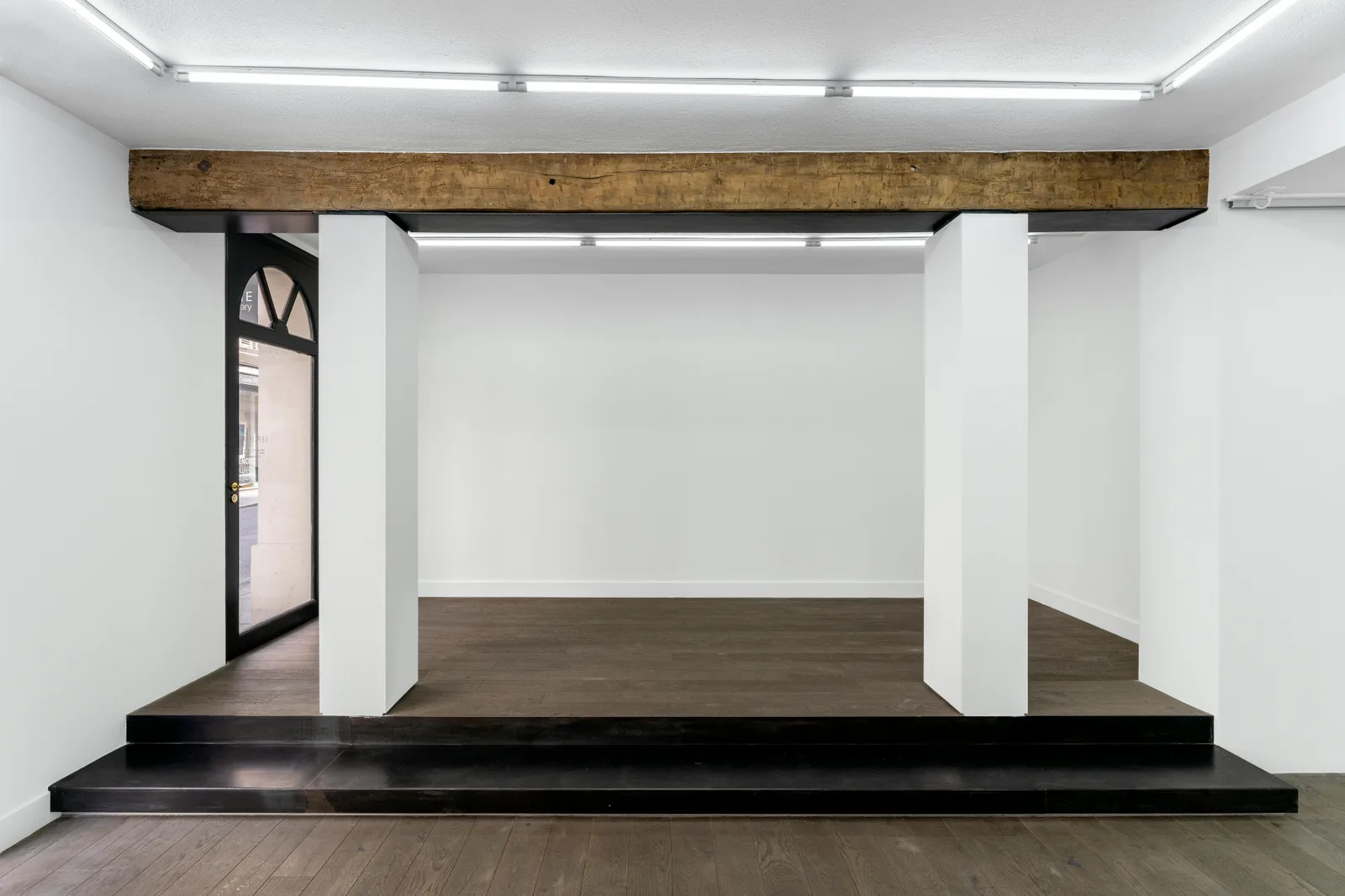 40 sqm Gallery on Rue de l'Université, Paris — 5