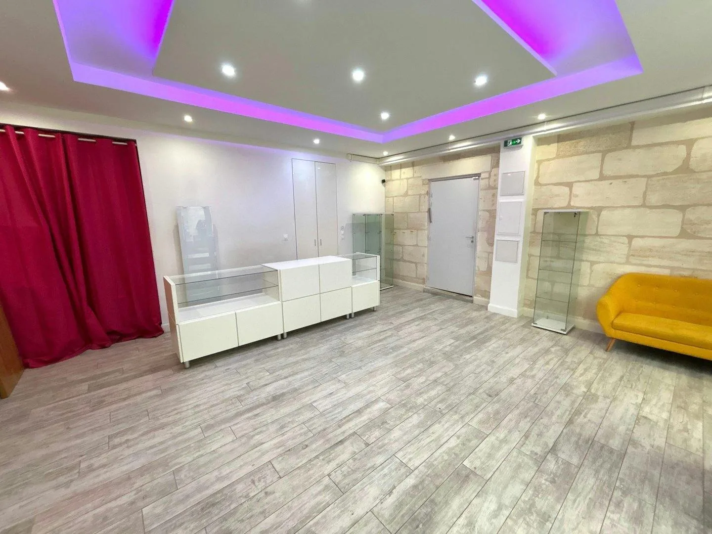 40 sqm Retail and Showroom Space in Historic Bordeaux