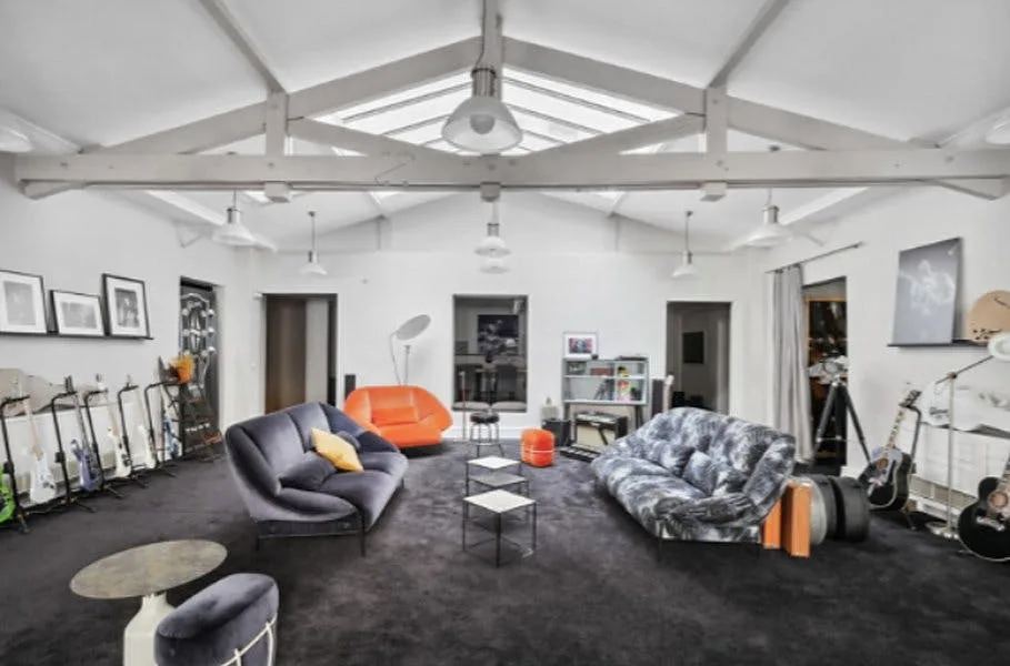 423 Square Meter Office Space on Rue Albert Thomas, Paris