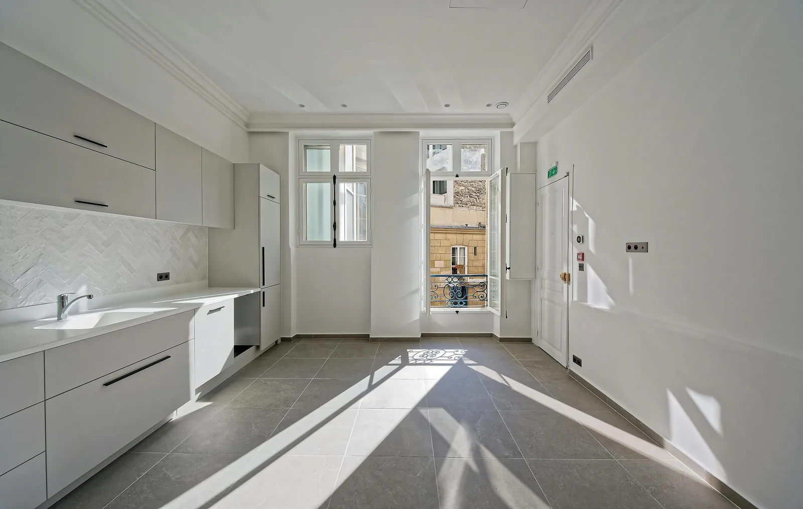 440 sqm Showroom on Avenue Marceau in Paris — 2