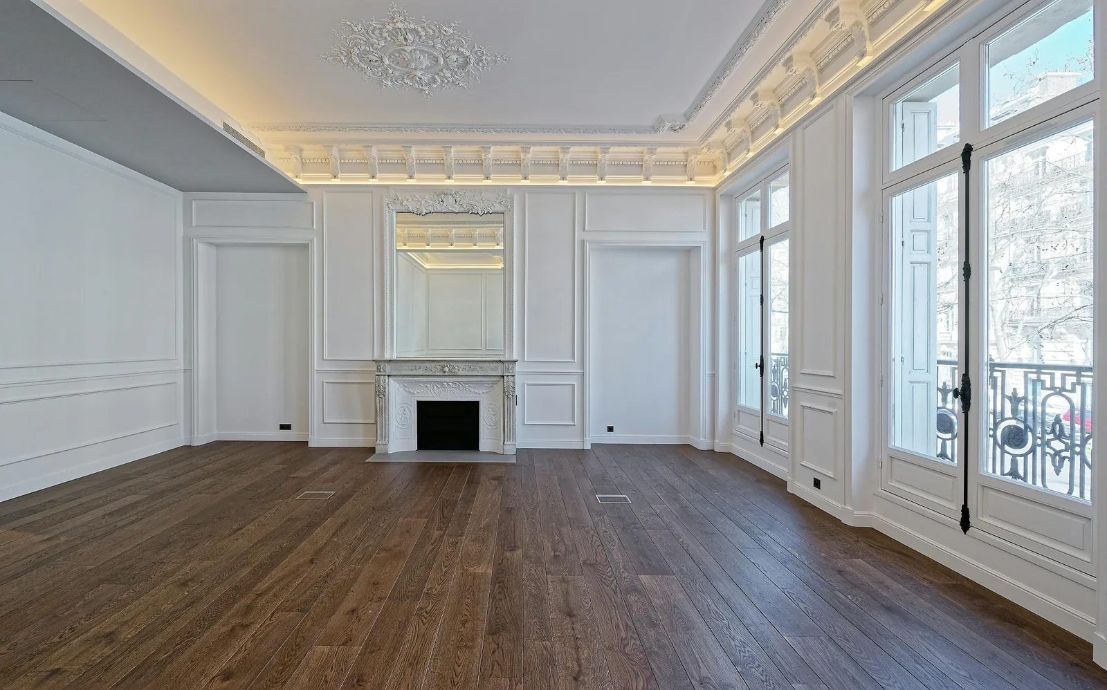 440 sqm Showroom on Avenue Marceau in Paris — 3