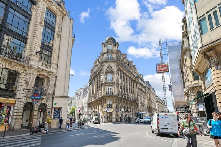 450 sqm Award-Winning Showroom on Rue Réaumur, Paris — 3