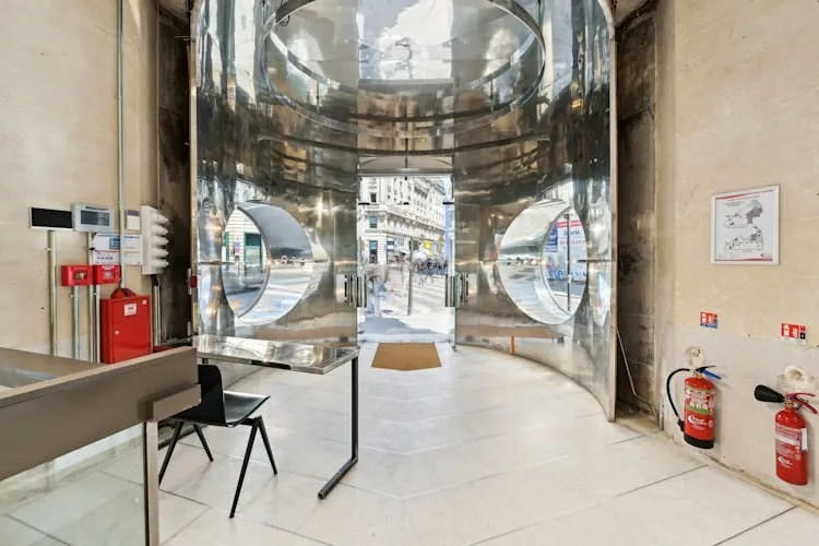 450 sqm Award-Winning Showroom on Rue Réaumur, Paris — 4
