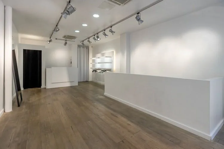 48 sqm Contemporary Boutique on Rue de Turenne, Paris — 3