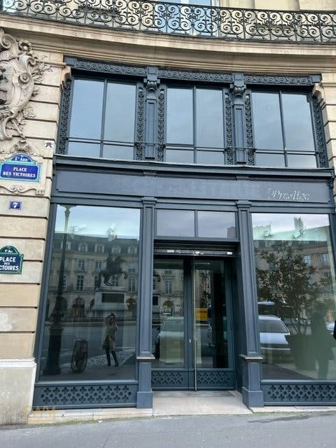 524 sqm Corner Boutique near Place des Victoires, pop up store in Paris