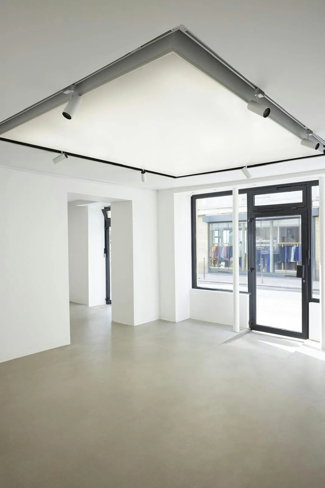 55 sqm Boutique and Showroom on Rue Commines, Paris — 2