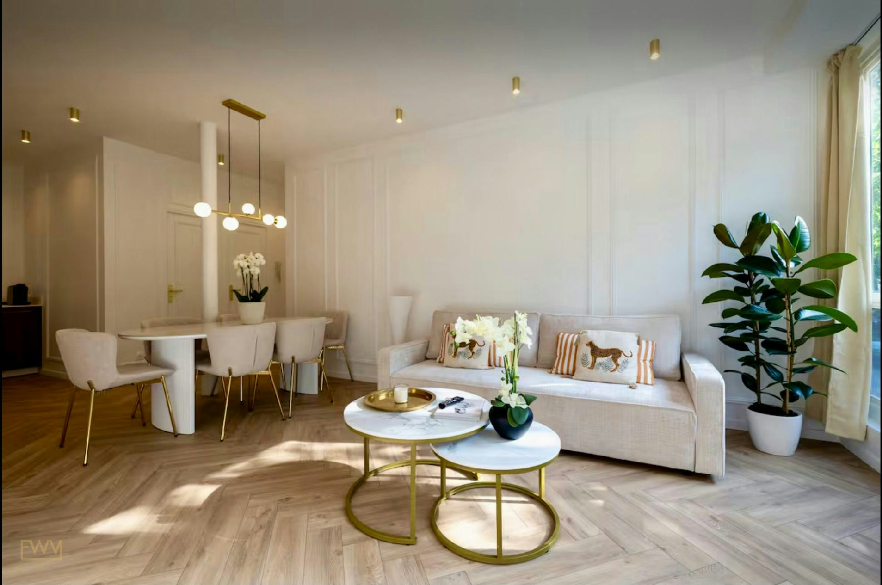 70 sqm Designer Showroom and Office on Boulevard Sébastopol, gallery showing, pop-up rental in Paris
