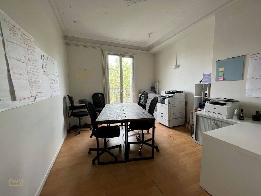 74 sqm Multipurpose Office Apartment at 4 Place Saint-Michel, pop up store in Paris