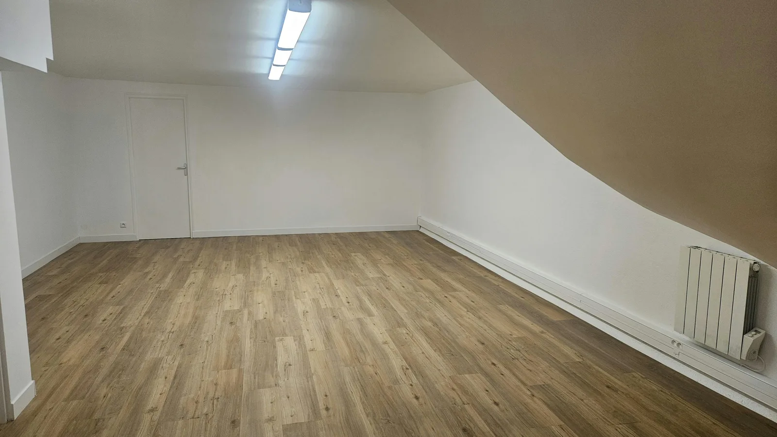 80 sqm Commercial Basement Space in Longjumeau — 2