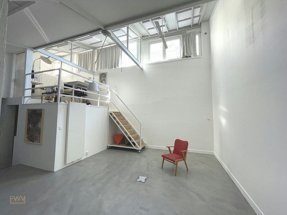 90 sqm Loft and Showroom on Rue Saint-Maur, Paris