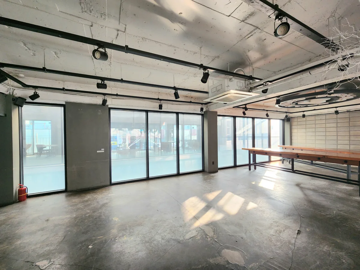 Accessible Multi-Level Commercial Space Near Subway Lines, 434 sqm, pop up store in Achasan-ro
