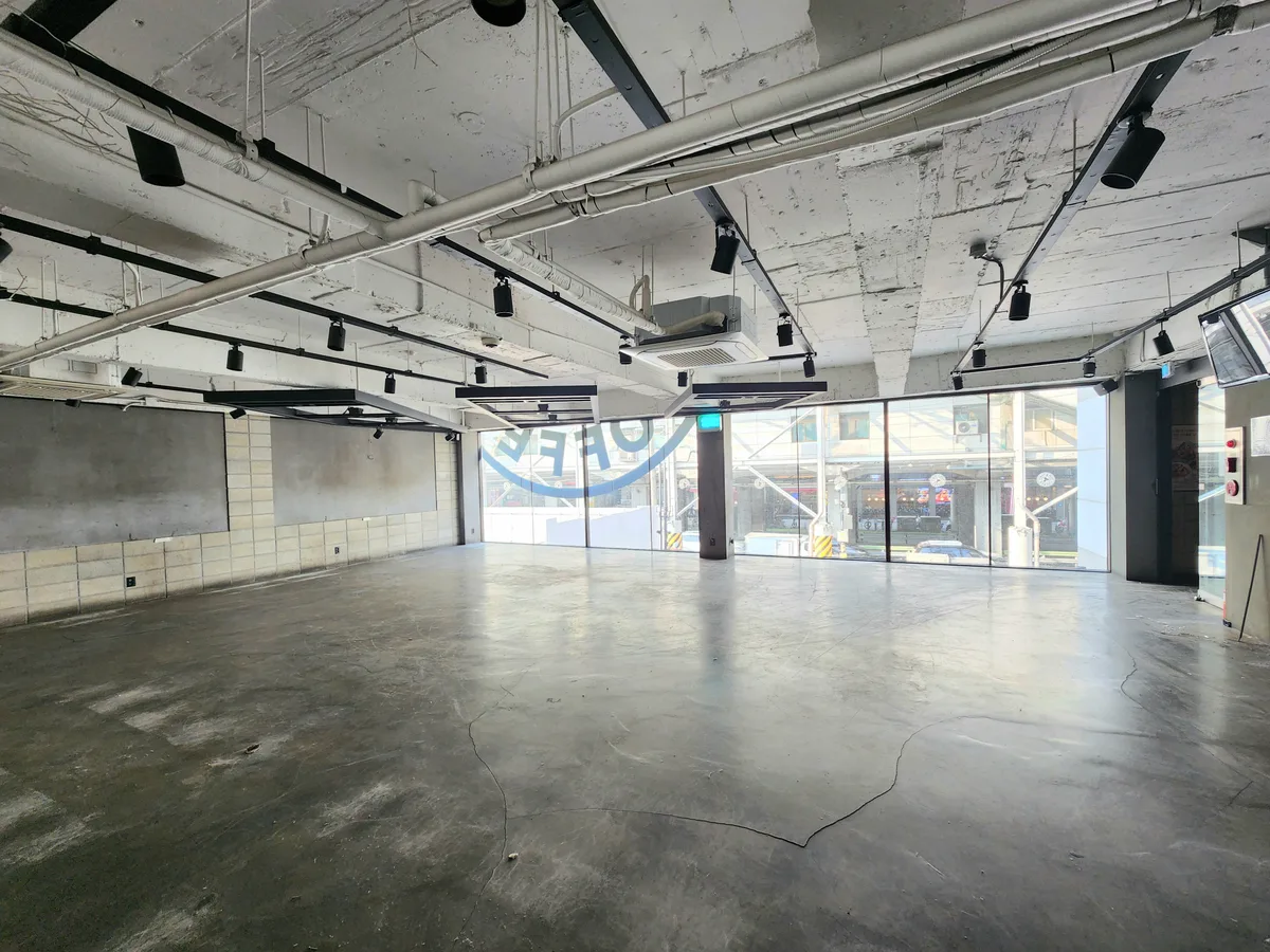 Accessible Multi-Level Commercial Space Near Subway Lines, 434 sqm, pop up store in Achasan-ro, interior view