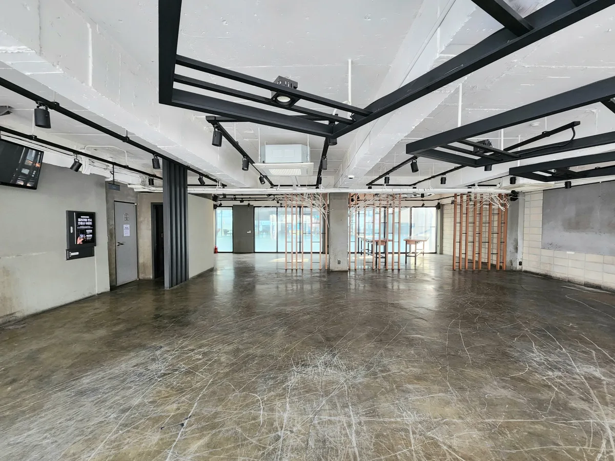 Accessible Multi-Level Commercial Space Near Subway Lines, 434 sqm, pop up store in Achasan-ro, second interior view