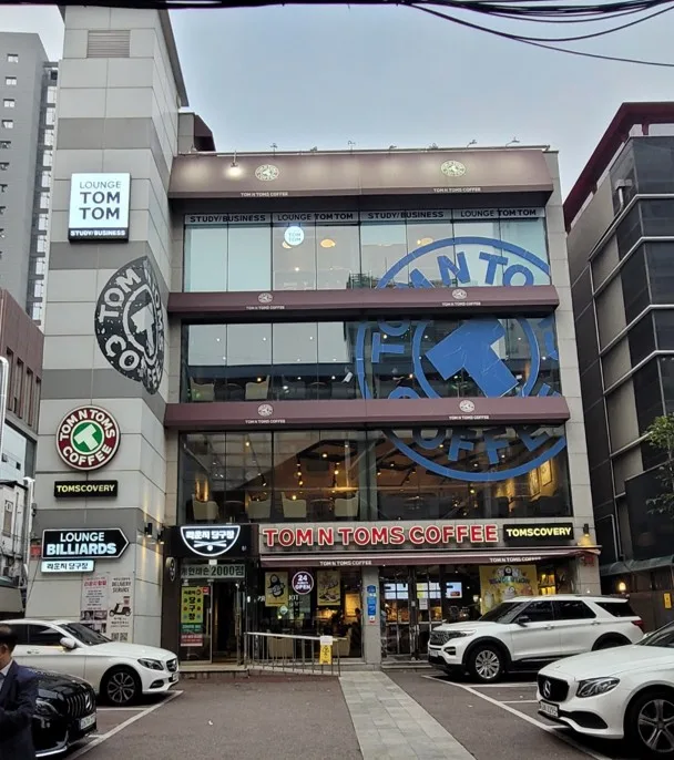 Accessible Multi-Level Commercial Space Near Subway Lines, 434 sqm, pop up store in Achasan-ro, third interior view