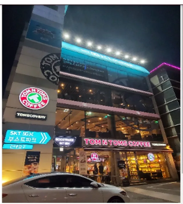 Accessible Multi-Level Commercial Space Near Subway Lines, 434 sqm, pop up store in Achasan-ro, additional interior view