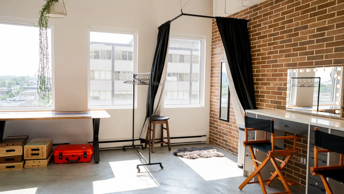 All-Inclusive Photography and Videography Studio, 158 sqm, content creation, pop-up rental in Montréal