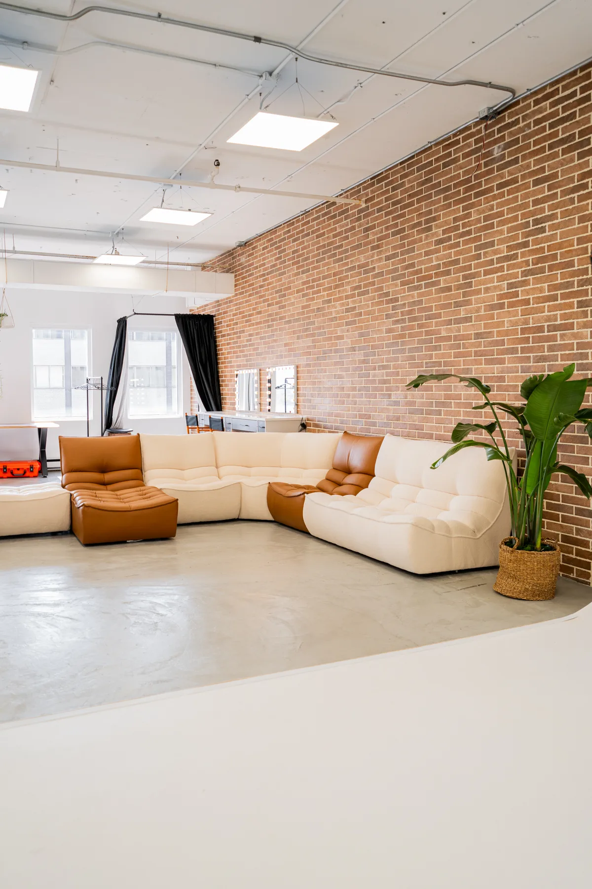 All-Inclusive Photography and Videography Studio, 158 sqm, content creation, pop-up rental in Montréal, second interior view
