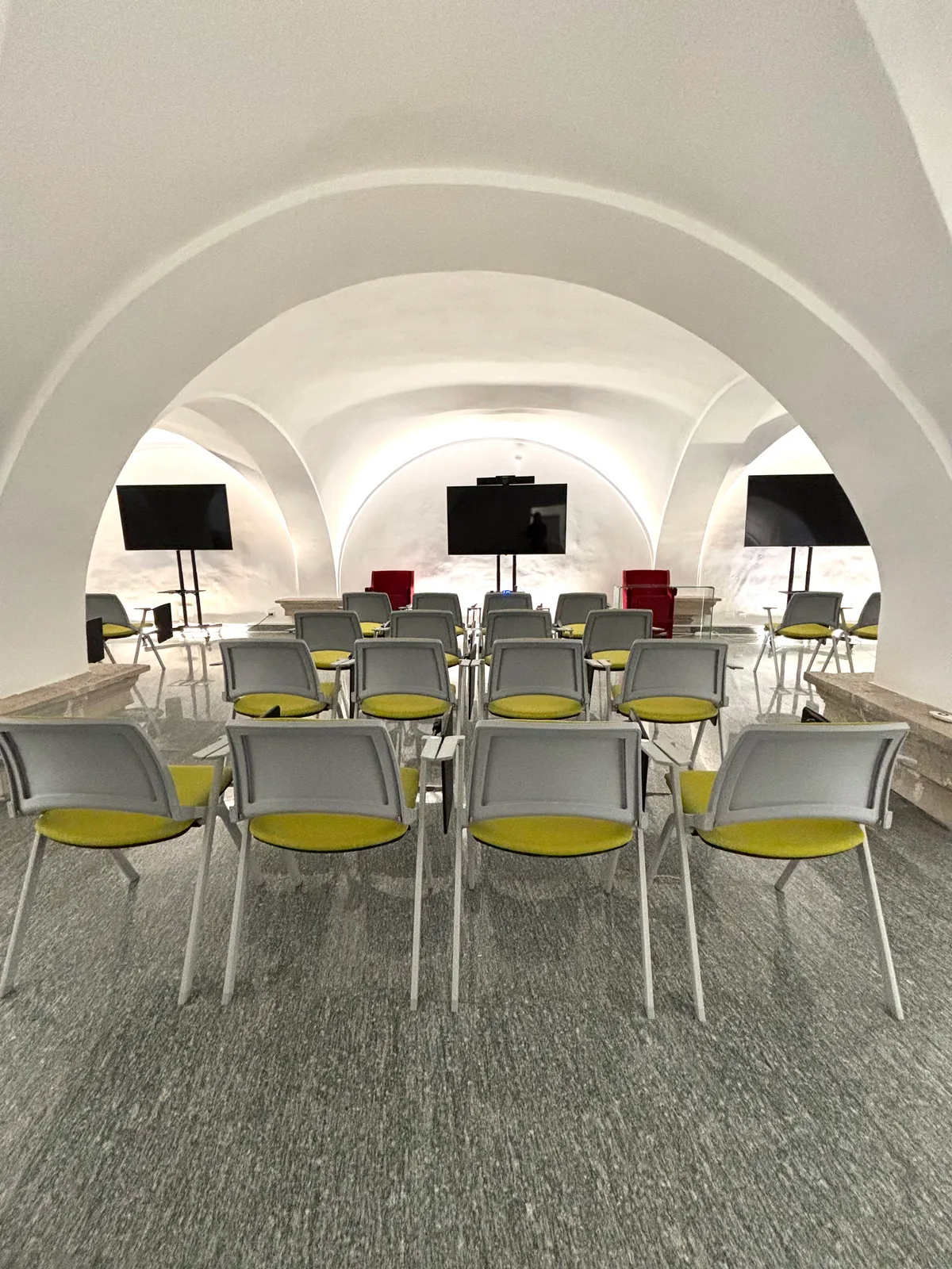 Ampia sala convegni per eventi aziendali, 93 sqm, corporate event, pop-up rental in Torino, third interior view