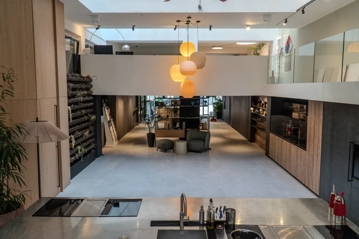 Architectural Showroom with Kitchen Space in Duomo, Milan, 350 sqm, showroom presentation, pop-up rental in Milano, interior…