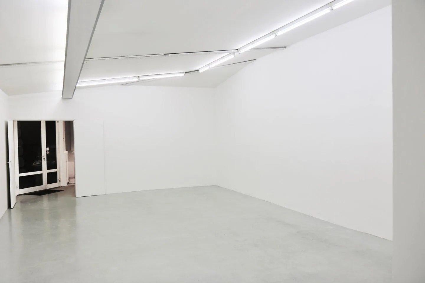 Art Gallery and Showroom on Rue de Turenne, Paris — 5