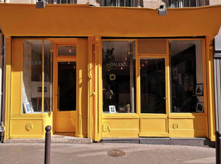 Art Gallery and Workshop on Rue Notre Dame de Lorette, 39 sqm, pop up store in Paris