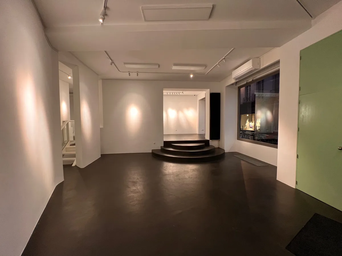 Art Gallery in Saint Germain des Prés, 90 sqm, art exhibition, pop-up rental in Paris, interior view