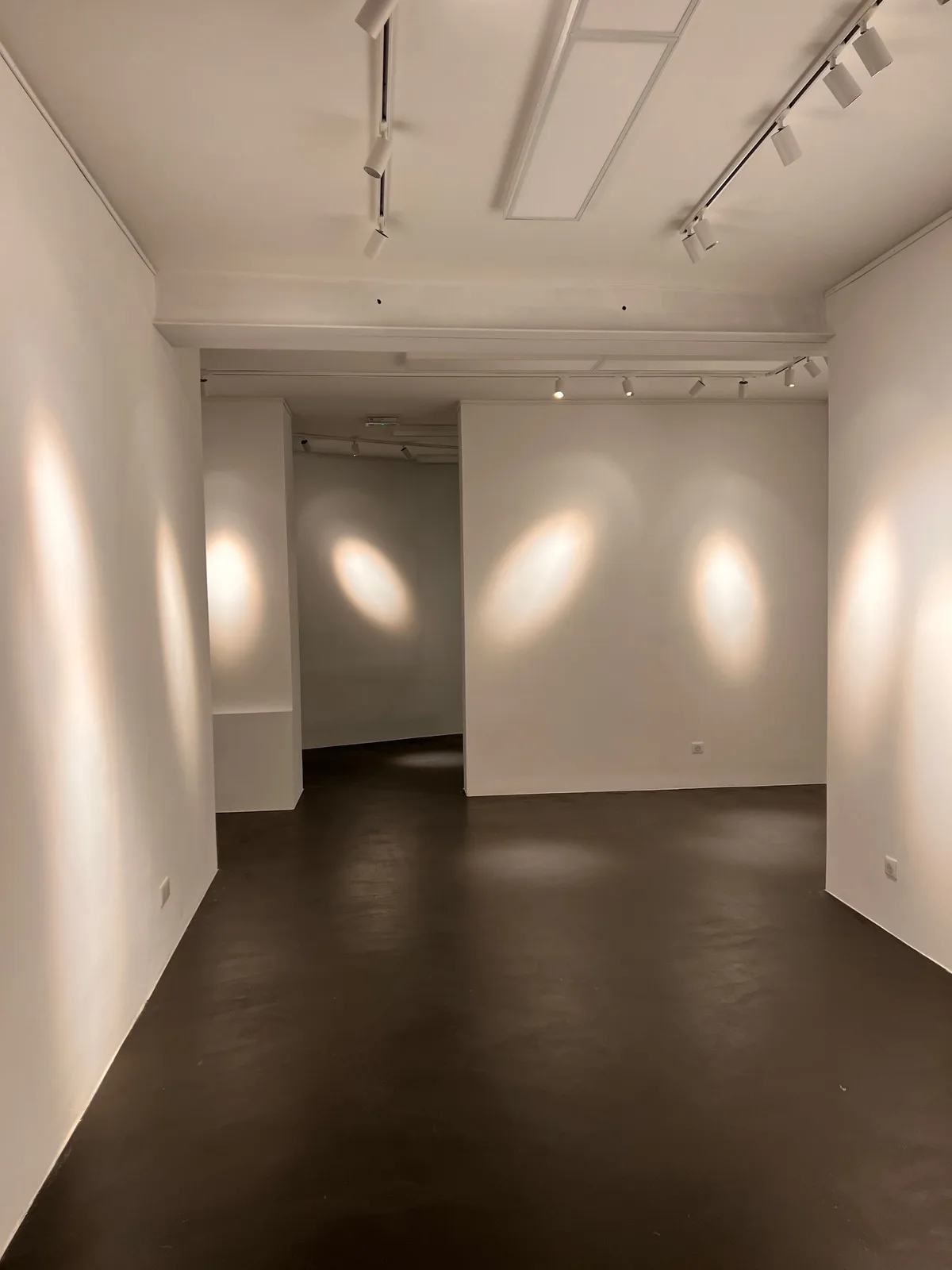 Art Gallery in Saint Germain des Prés, 90 sqm, art exhibition, pop-up rental in Paris, additional interior view