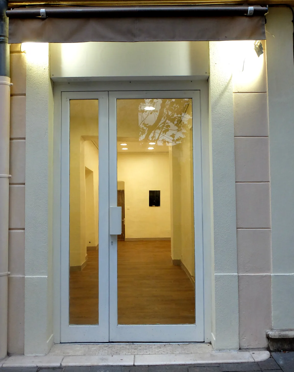 Art Gallery in the Heart of Old Antibes, 28 sqm, art exhibition, pop-up rental
