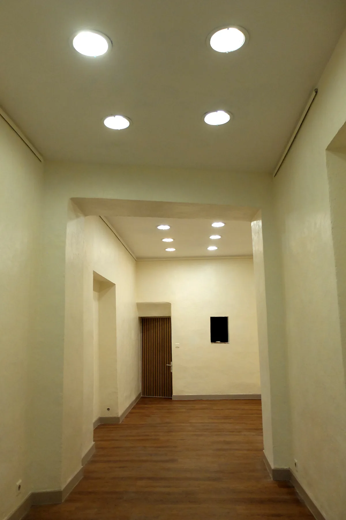 Art Gallery in the Heart of Old Antibes, 28 sqm, art exhibition, pop-up rental, second interior view