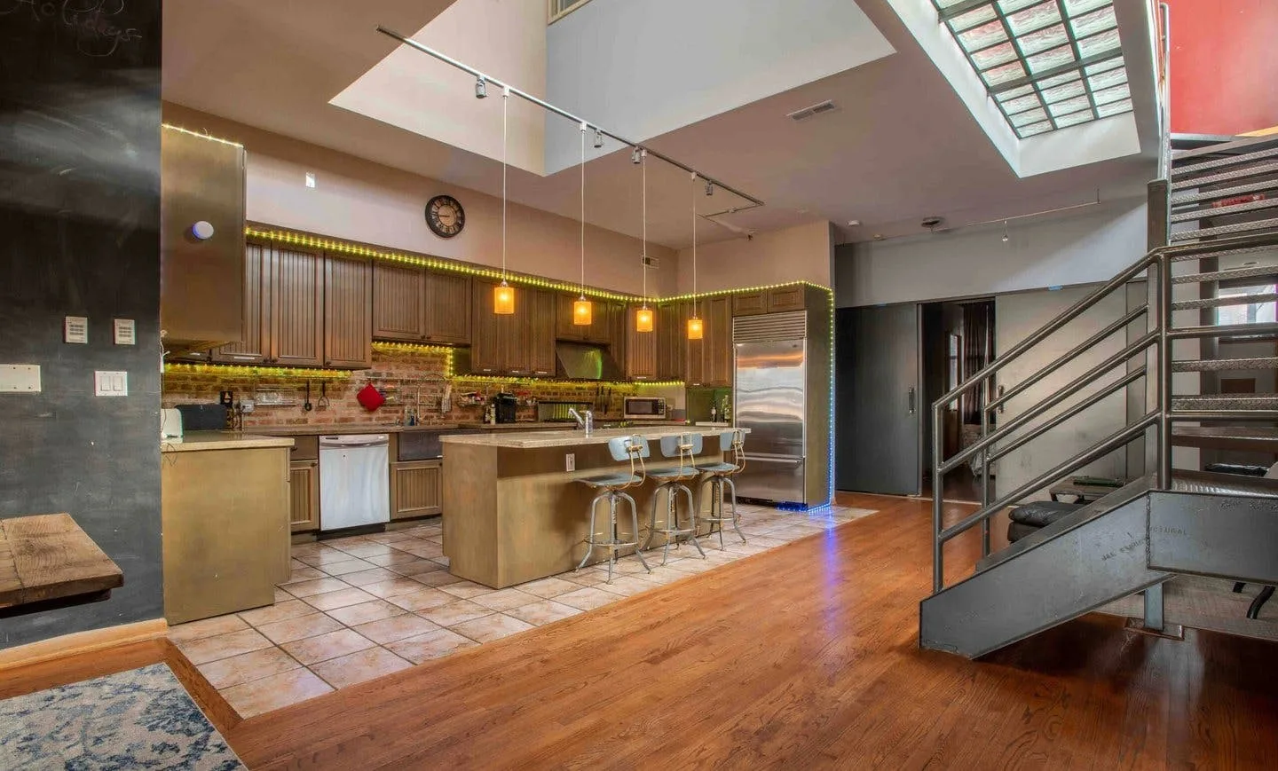Artsy and Homey Wicker Park Loft in Chicago — 5