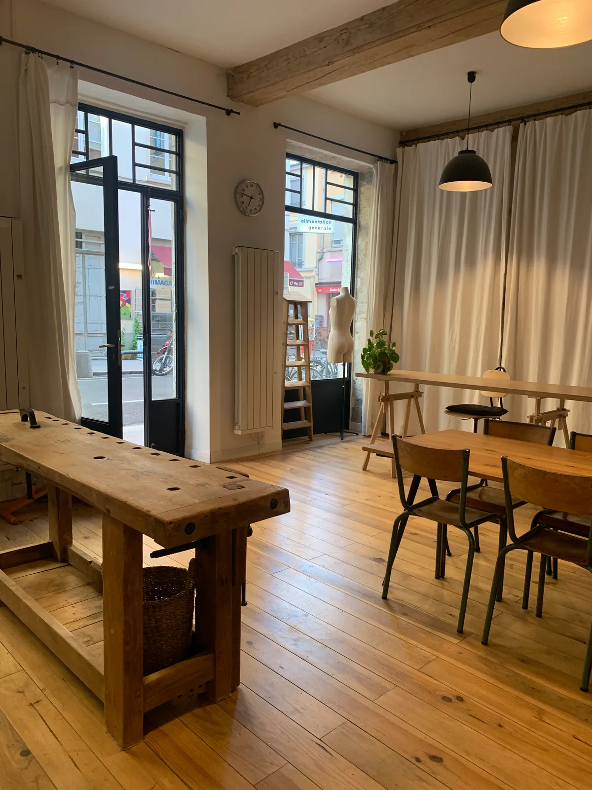 Atelier d'art canut avec vitrine sur rue, 35 sqm, pop up store in Lyon