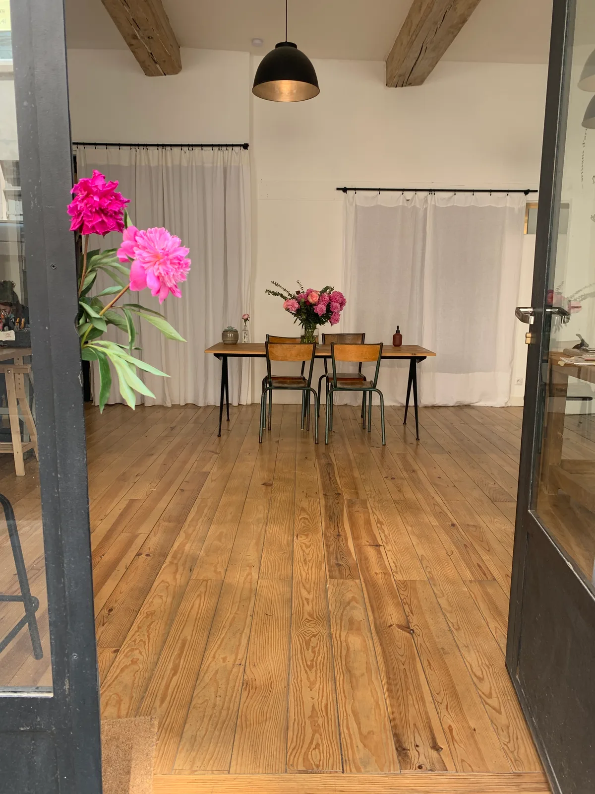 Atelier d'art canut avec vitrine sur rue, 35 sqm, pop up store in Lyon, interior view